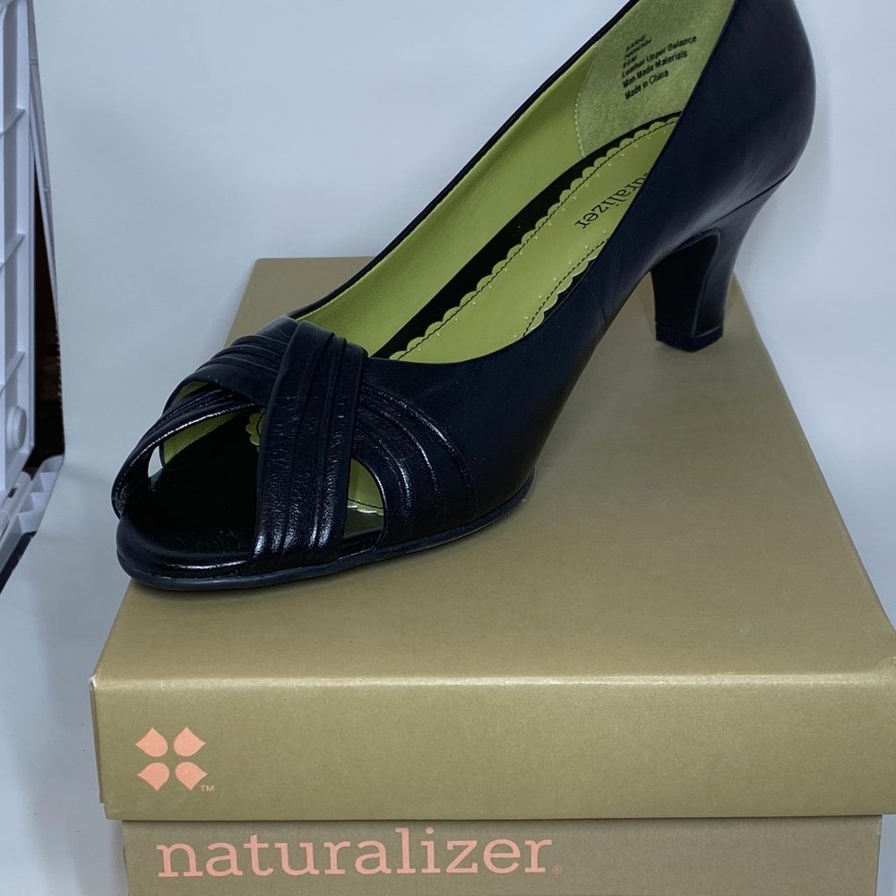 Karis Black Leather Naturalizer Womens Pump